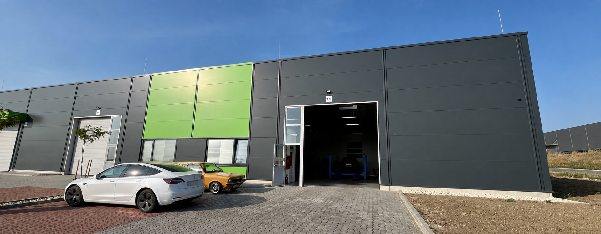 A ProAuto telephelye Székesfehérváron, az M59 üzleti park Q15 épületének bejárata